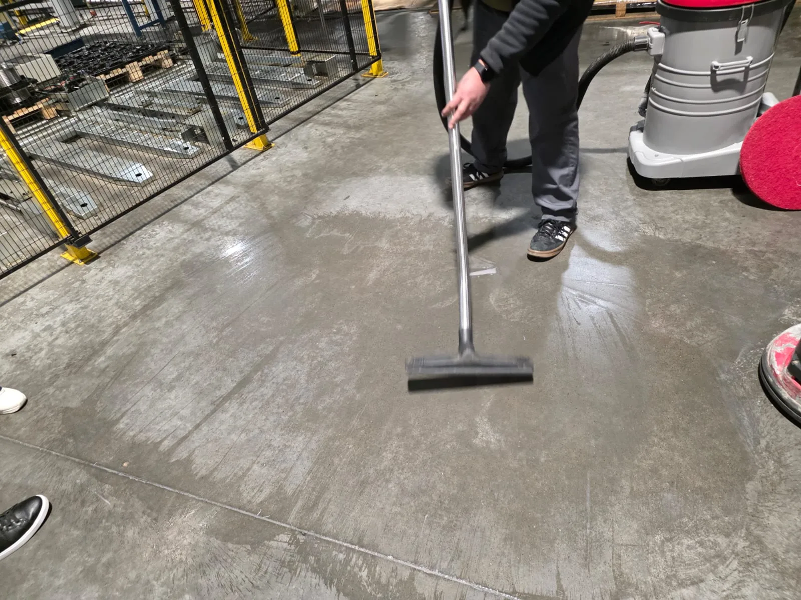 Odmašćivanje industrijskih površina — bez agresivnih hemikalija