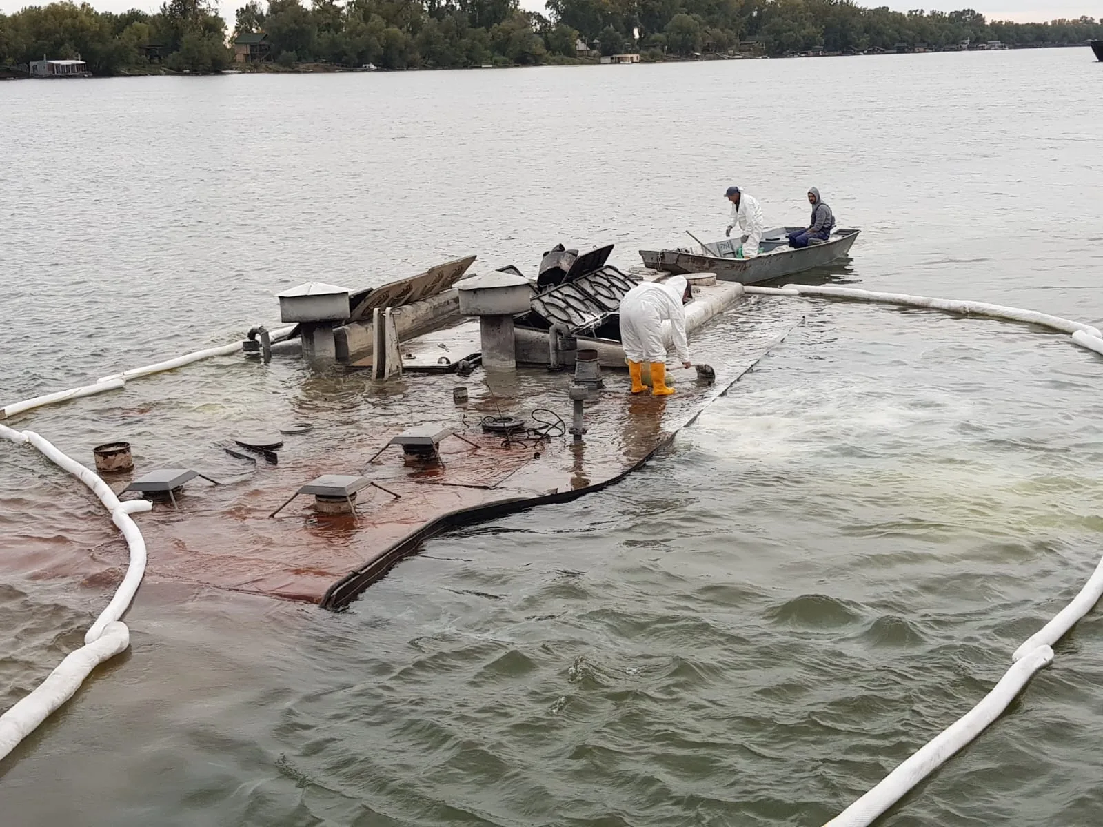 Sanacija izlivanja nafte na reci — BioClean by EZO Green